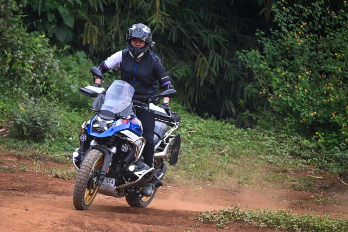 BMW R 1300 GS sanggup melahap berbagai tanjakan dan belokan, hingga stablil dan presisi di jalan raya. Bahkan punya sudut kemiringan, pengereman dan akselerasi yang terkendali penuh
