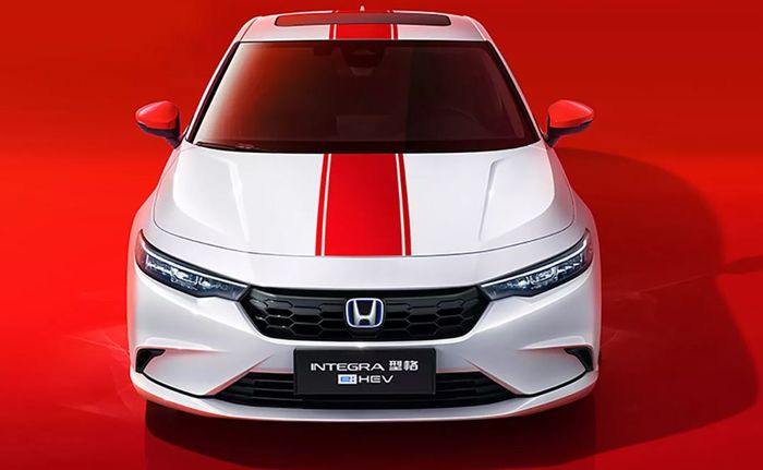 racing stripe warna merahnya cocok dikombinasikan dengan kelir putih bawaan