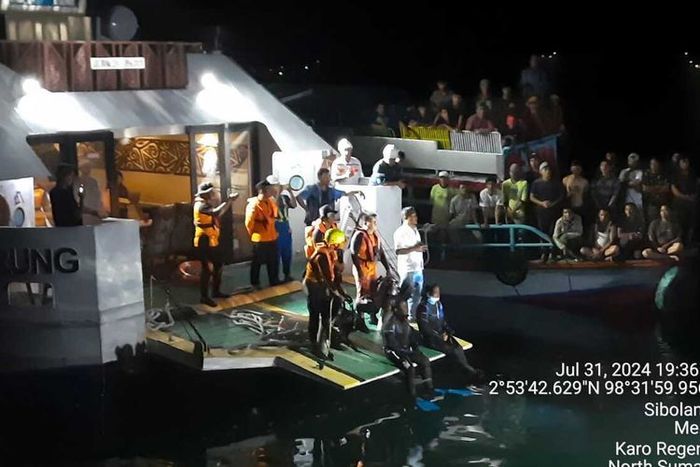 Proses pencarian jasad Econ Haloho (53) Kepala Desa Ujung Mariah yang tercebur ke Danau Toba bersama Toyota Kijang Innova