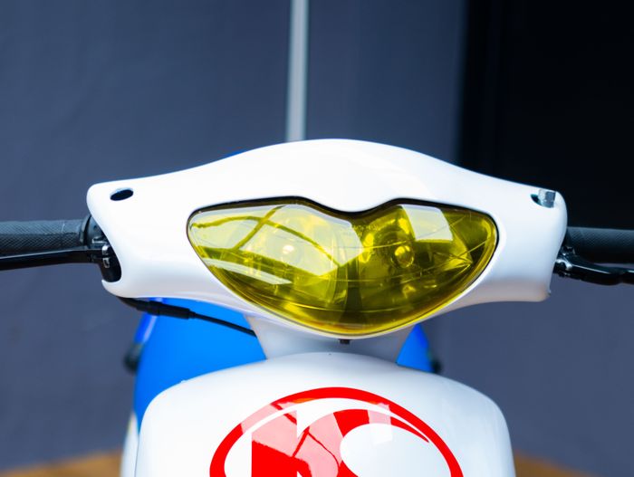 Headlamp Kymco Easy 100 diberi rona kuning, kontras dengan bodi!