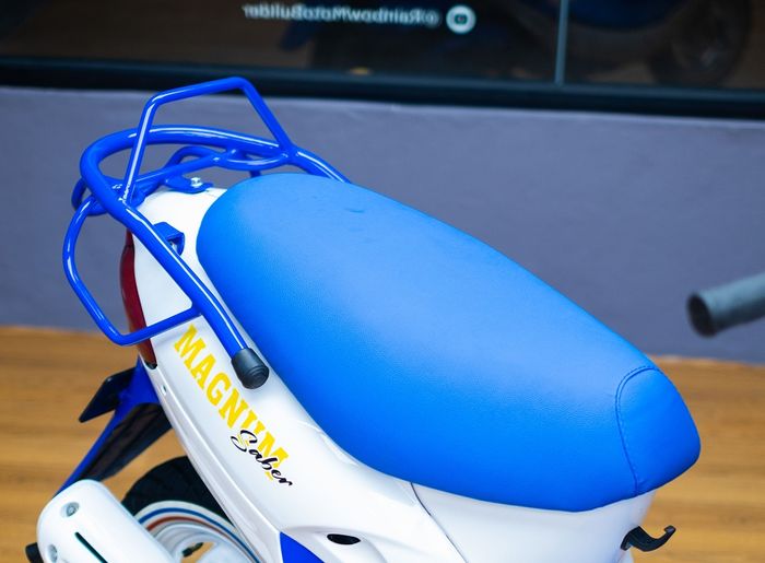  Jok Kymco Easy 100 dilapis kulit sintetis berwarna biru, keren banget!