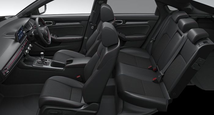 aksen merah memberikan nuansa sporty dalam kabin