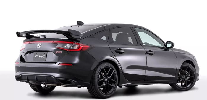 terdapat opsi pemasangan tailgate spoiler yang bentuknya ala wing mobil balap