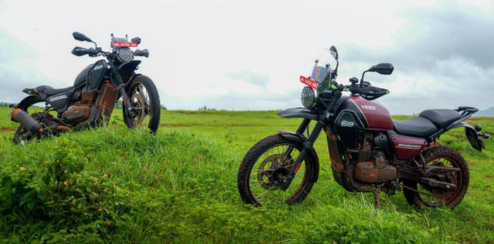 area kaki-kakinya khas motor adventure dengan penggunaan pelek jari-jari dan ban dual purpose