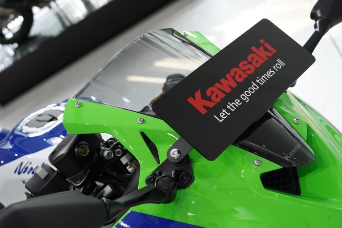 Visor Ninja ZX-25RR 40th Anniversary pakai model smoke