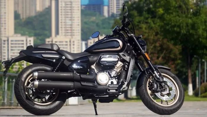 dari samping, bentuknya mirip moge