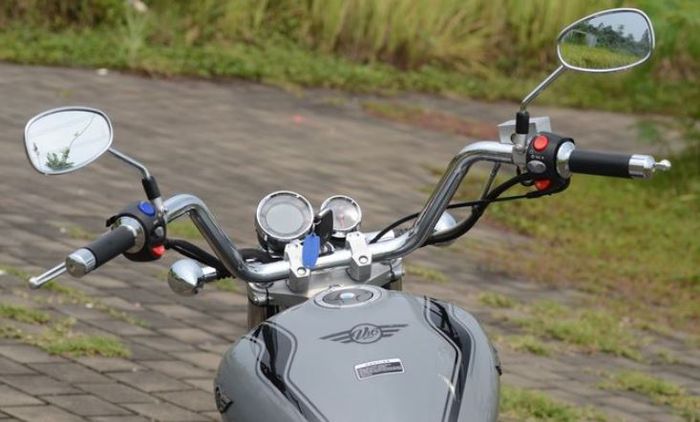 bagian kokpitnya terdapat 2 panel instrumen