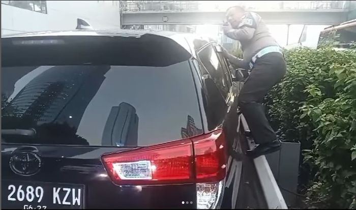 Toyota Kijang Innova Reborn berhenti di lajur kanan tol Dalam Kota Jakarta karena pengemudi meninggal dunia