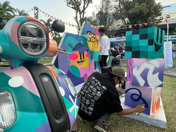 Tak hanya datang menonton hasil modifikasi, anak muda di Yogyakarta juga ke Fazzio Modifest untuk saling berbagi pengetahuan otomotif. 