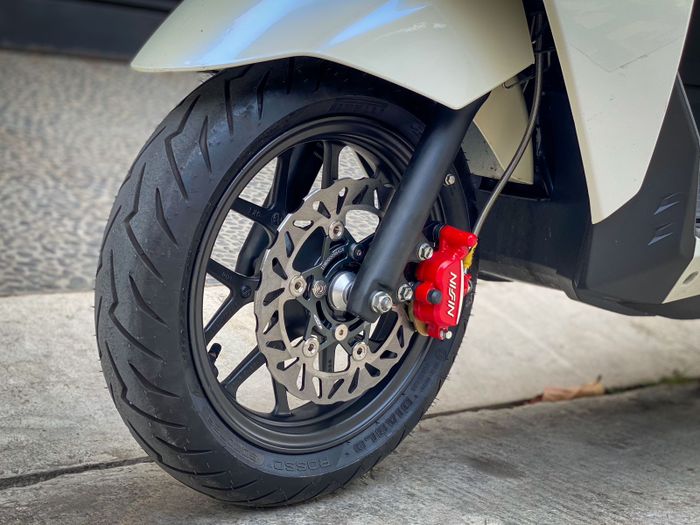 Selain diganti, pelek depan Honda Stylo 160 juga dibalut ban lebih lebar dari standar Suzuki Avenis 125