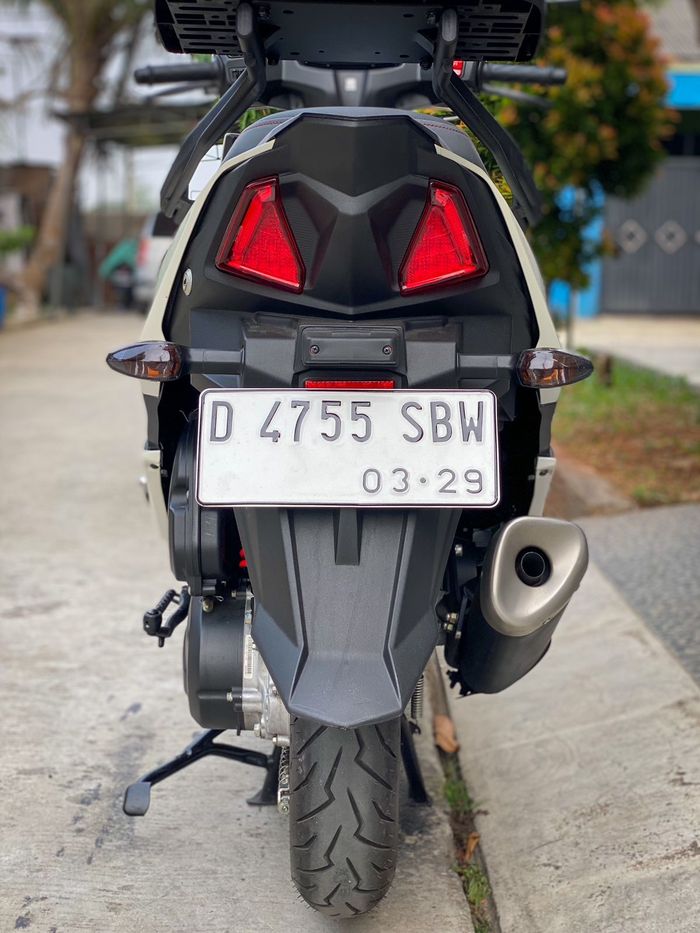 Dilihat dari belakang kini roda belakang Suzuki Avenis 125 tidak &lsquo;tenggelam&rsquo; dalam sepatbor  