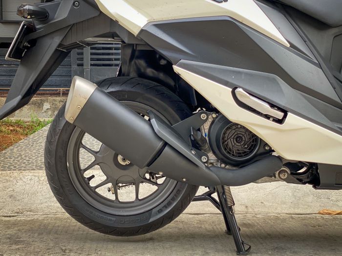 Roda belakang Suzuki Avenis 125 kini jadi jauh lebih proporsional terutama dilihat dari samping