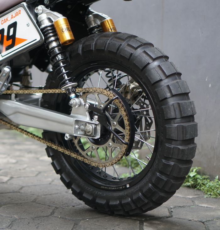 Pelek belakang lebih lebar di Sur-Ron Storm Bee hasil revisi last minute oleh Atenx