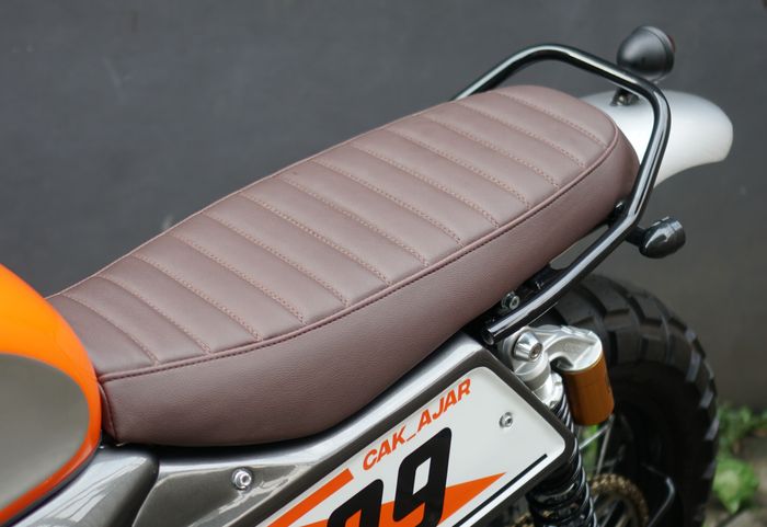 Busa jok Sur-Ron Storm Bee custom ini dibuat lebih tinggi supaya tidak kebanting sama &lsquo;tangki&rsquo;