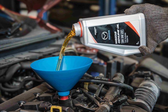 Ilustrasi penggantian oli mesin di bengkel resmi Mazda