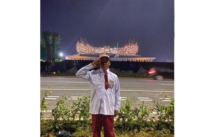Muklasin tiba di IKN, pakai seragam anak SD untuk upacara 17 Agustus.