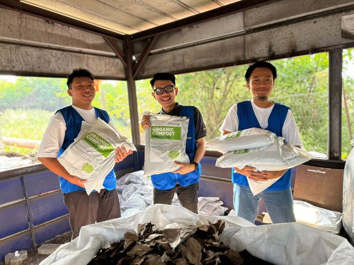 Kru Goodyear bersama olahan sampah daun yang akan dijadikan kompos organik