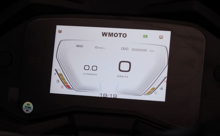 tampilan panel instrumen WMoto RT1