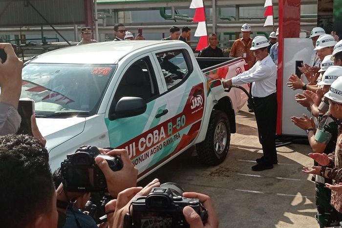 Menteri Pertanian Amran Sulaiman menguji coba bahan bakar Biodiesel B50 disela acara peresmian Pabrik Biodiesel B50 di Tanah Bumbu, Kalsel,  (18/8/24)