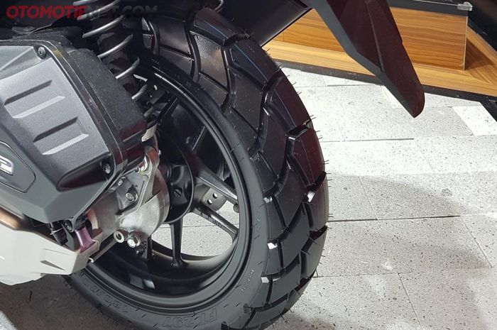 Ban motor dual purpose punya tapak kotak-kotak