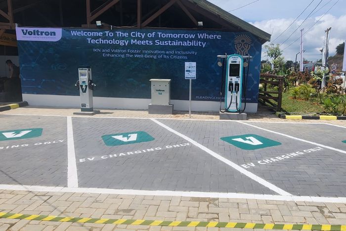 Terdapat dua buah mesin charging yang ada di SPKLU Voltron IKN. Yakni satu unit fast charging AC 22 kW (kiri) dan ultra fast charging DC 100 kW (kanan) 
