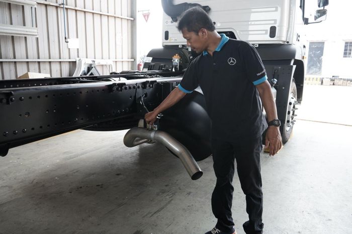 Ilustrasi pengecekan di sisi kanan truk Mercedes-Benz Axor