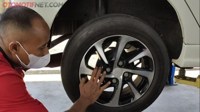 Untuk cek bearing roda sudah aus atau belum, putar roda ke arah berlawanan dari rotasi ban, sambil tangan kita yang satunya pegang sokbreaker