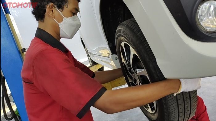 Goyangkan roda ke kiri dan kanan untuk mengecek apakah tie rod atau long tie rod bermasalah