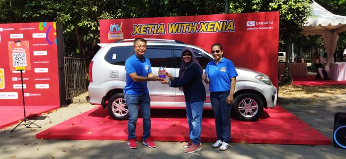 idemasa Azuma, Marketing Director PT Astra Daihatsu Motor (ADM) bersama Sri Agung Handayani, Direktur Marketing PT Astra Daihatsu Motor beri apresiasi ke Emmy Indriyawati pemenang Xetia With Xenia