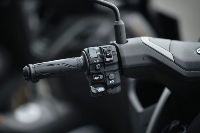 Y-SHIFT ada di panel setang sebelah kiri NMAX Turbo