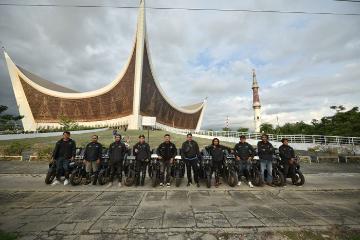 Foto bareng bersama rombongan Tour Boemi Nusantara etape Padang