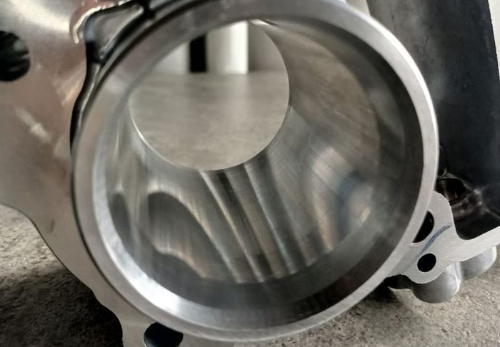 Boring atau liner motor matic Yamaha kini seperti kaca halus sekali