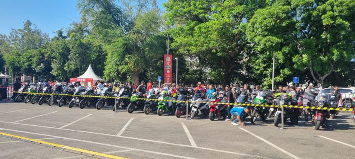 Deretan motor dari para komunitas roda dua yang turut memeriahkan Daihatsu Kumpul Sahabat Solo, (25/8)