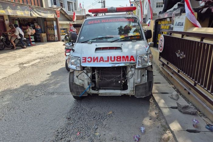 Kondisi ambulans yang tabrak Suzuki Satria F150 di Batujajar Timur, Batujajar, kabupaten Bandung Barat