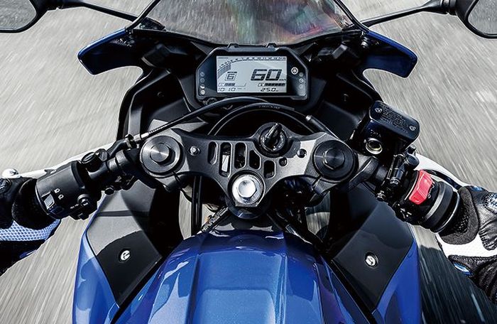 kokpit Yamaha R25 terinspirasi dari moge Yamaha R1