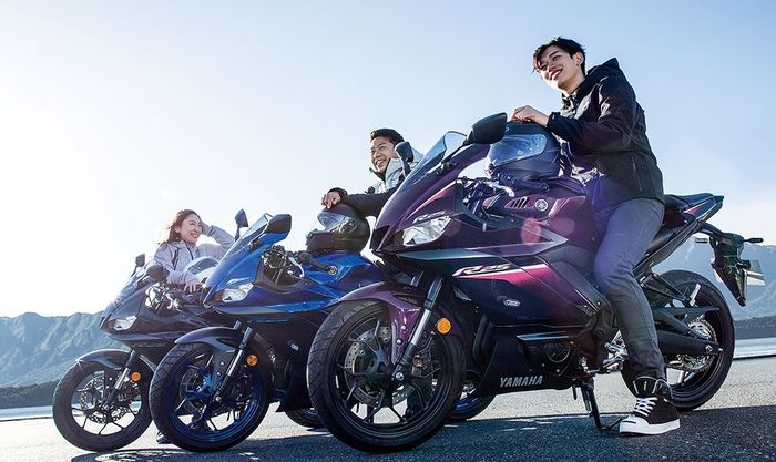 Selain warna ungu baru, kelir hitam dan biru masih dipertahankan