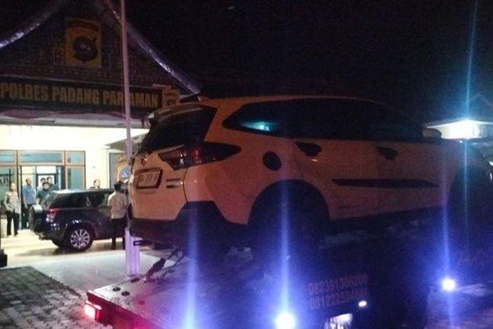 Daihatsu Terios yang dipakai dua oknum Polisi dan satu ojol untuk merampok uang Rp 5,6 miliar dari mobil pengisian ATM BRI di Padang Pariaman, Sumatera Barat