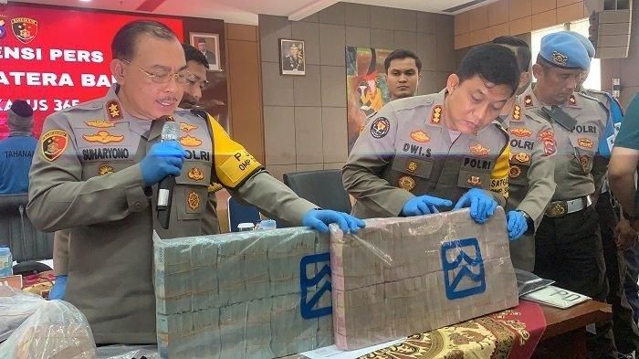 Barang bukti uang Rp 2,5 miliar untuk pengisian ATM BRI di Padang Pariaman yang dirampok dua oknum Polisi dan satu ojol