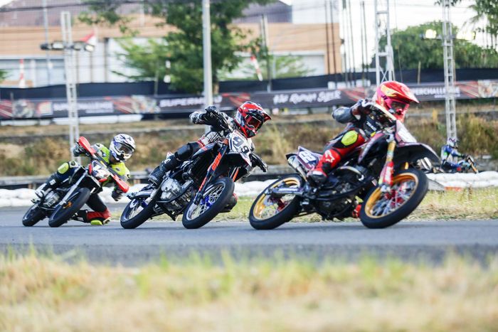 Pebalap Superchallange Supermoto Benaya Farel (22), Maliki Somma (99) dan Davin CP (14) memacu kendaraannya saat di sirkuit Boyolali, Jumat (30/8). Gelaran di Boyolali ini merupakan putaran terahir dari empat seri yang sebelumnya sudah berlangsung di Yogyakarta, Tasikmalaya, Surabaya, Subang.