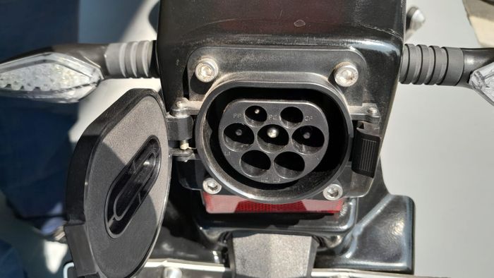 Tampilan charger Evoke Urban Classic ada dibagian belakang