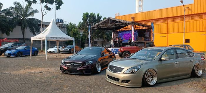 Ada paggung hiburan di area luar yang menjadi live music untuk hiburan pengunjung yang datang