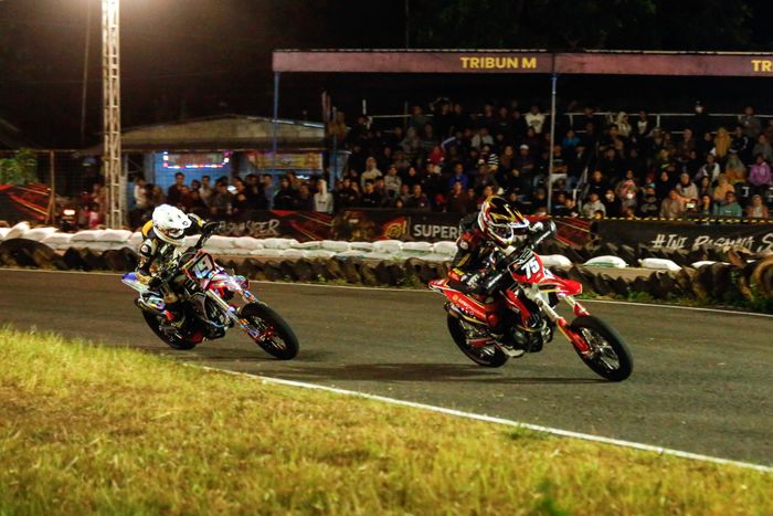 Pebalap Superchallange Supermoto Tommy Salim, memacu kendaraannya saat putaran final di sirkuit Boyolali, Sabtu (31/8). Tommy Salim memenangkan FFA 250 2024