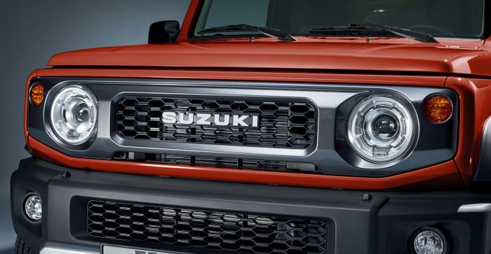 Gril depan Suzuki Jimny bertuliskan Suzuki.