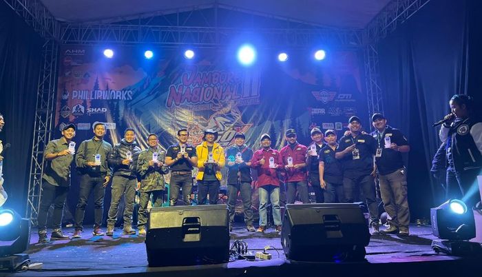 penyerahan plakat Jambore Nasional CB150X Adventure Indonesia