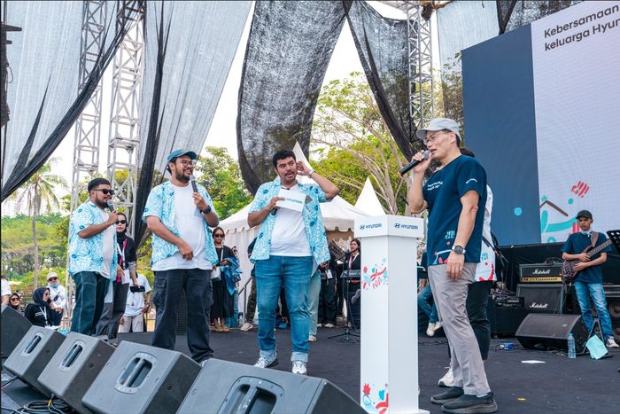Presiden Direktur PT Hyundai Motor Manufacturing Indonesia, Bong Kyu Lee  (paling kanan), ditemani 3 komedian yang jadi MC