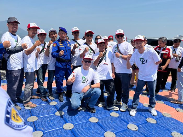 Perwakilan 17 komunitas mobil rayakan HUT ke-79 RI di waduk Jatiluhur, Purwakarta bersama Satpolairud Polres Purwakarta