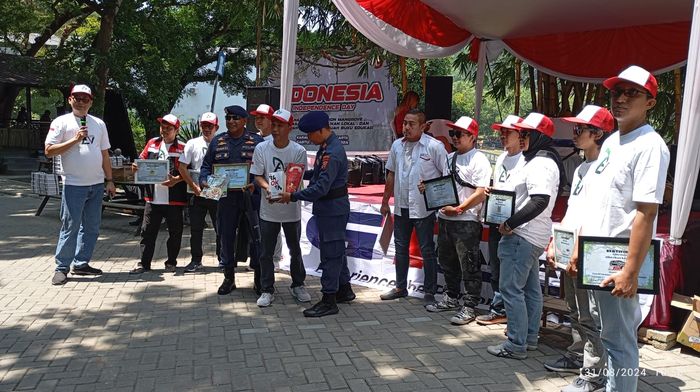 Penyerahan 79 buku dari 17 komunitas mobil ke perpustakaan terapung Polres Purwakarta