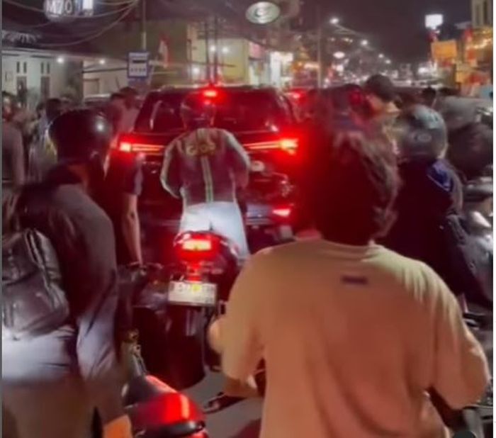 Massa yang mengejar Toyota Fortuner dari Jalan MT Haryono sampai tertangkap di Jl Komodor Halim Perdana Kusuma, Kebon Pala, Jakarta Timur