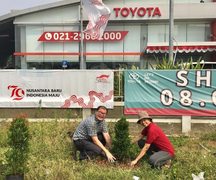 IC melakukan penanaman 180 bibit buah dan menyetor sampah anorganik di Toyota Waste Station &ndash; Alam Sutera sebagai bentuk upaya penghijauan dan pemilahan sampah