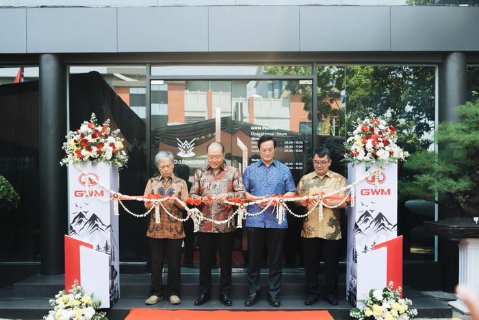 Ki-ka:  Tatang Supriatna, Commisioner Siloam Motor bersama Drs. Eddy Tjoa (Director Siloam Motor),  Khoo Shao Tze (Presdir Inchcape Automotive Indonesia) dan Constantinus Herlijoso (General Manager GWM Indonesia), melakukan gunting pita peresmian dealer GWM Pasteur